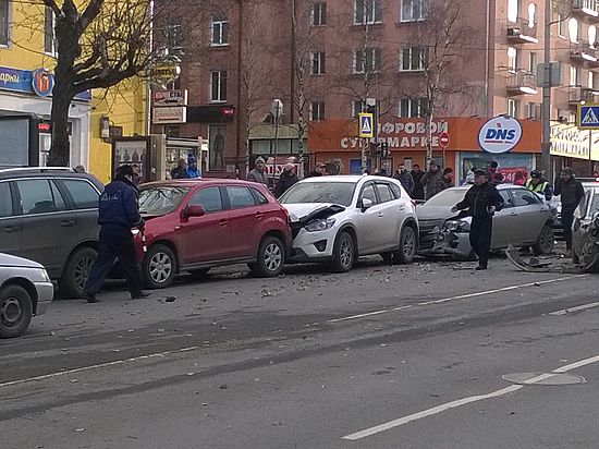 В групповом ДТП в Петрозаводске пострадали два человека, жертв удалось избежать чудом