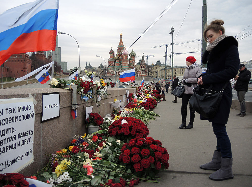 "Немцов-мост" восстановили: горожане принесли еще больше цветов, свечей и флагов
