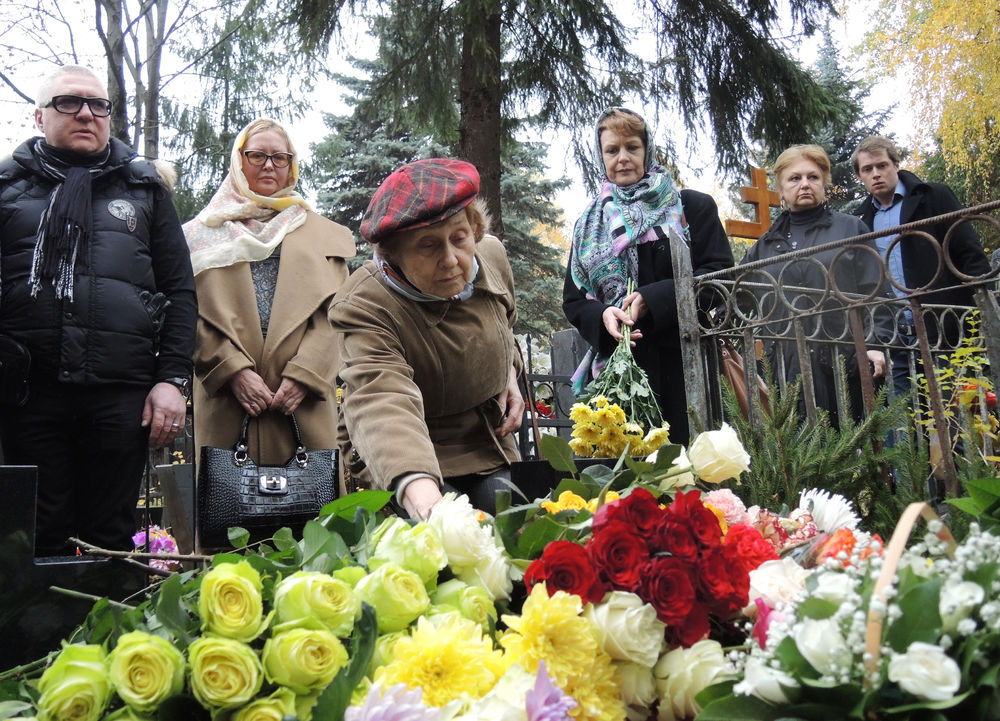 В канун годовщины смерти Ольги Аросевой Театр сатиры открыл памятник на ее могиле
