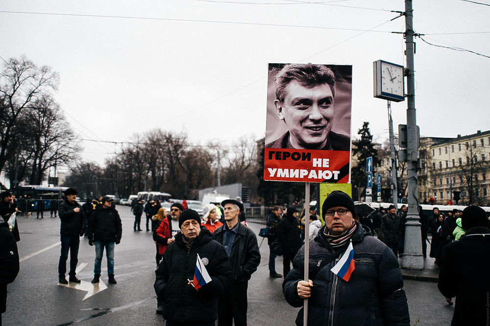 Как проходила панихида по Борису Немцову: цветы, лозунги и флаги