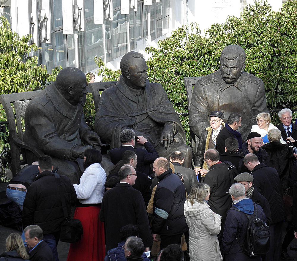 В Ливадии памятник Сталину открывали спикер Нарышкин, байкер Хирург и шахматист  Карпов