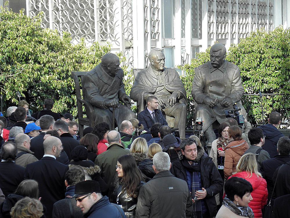 В Ливадии памятник Сталину открывали спикер Нарышкин, байкер Хирург и шахматист  Карпов
