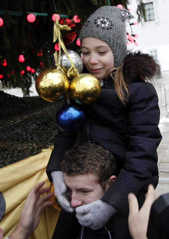 «МК» привел самую удивительную семью России наряжать самую главную елку страны