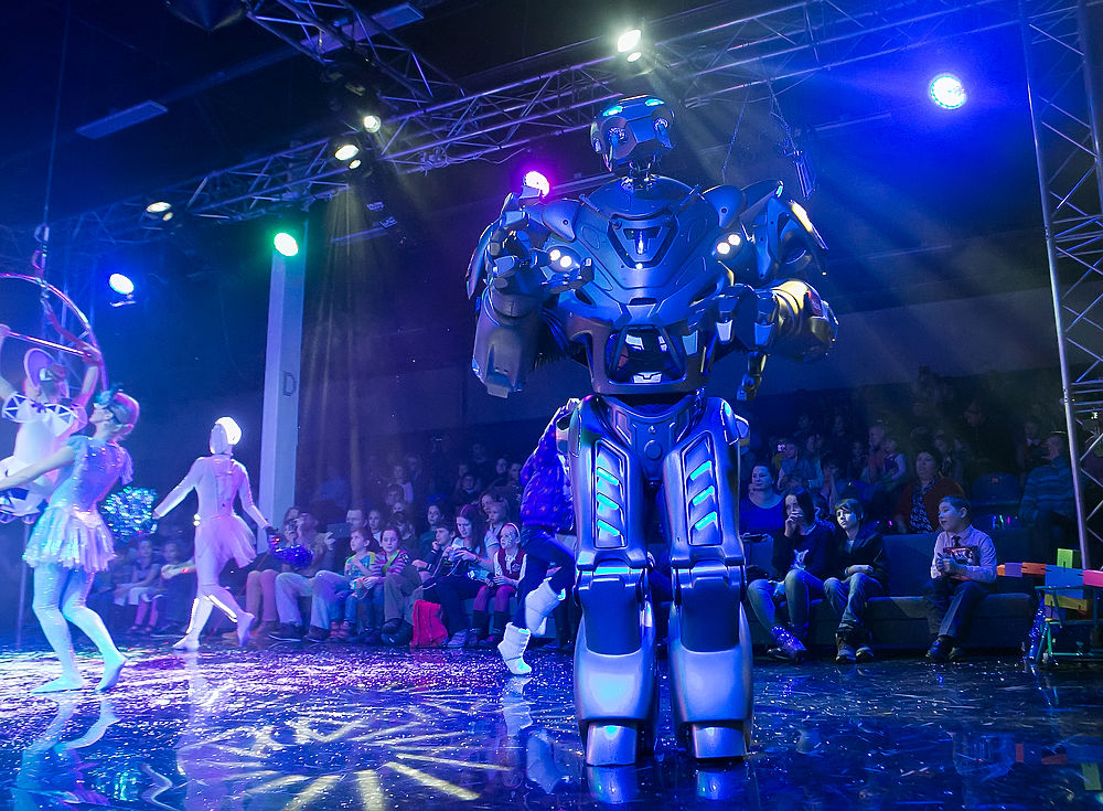 Битва роботов цирк. Робот Титан. Робот Титан костюм. Титан шоу робот. Робот Титан цирк.