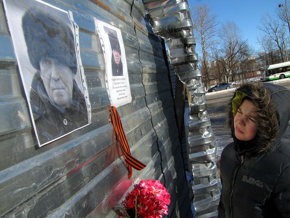Сквер плача: местные жители почтили память ветерана, убитого охранниками стройки. Фоторепортаж с места трагедии.