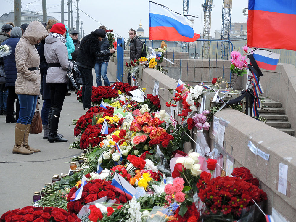 "Немцов-мост" восстановили: горожане принесли еще больше цветов, свечей и флагов