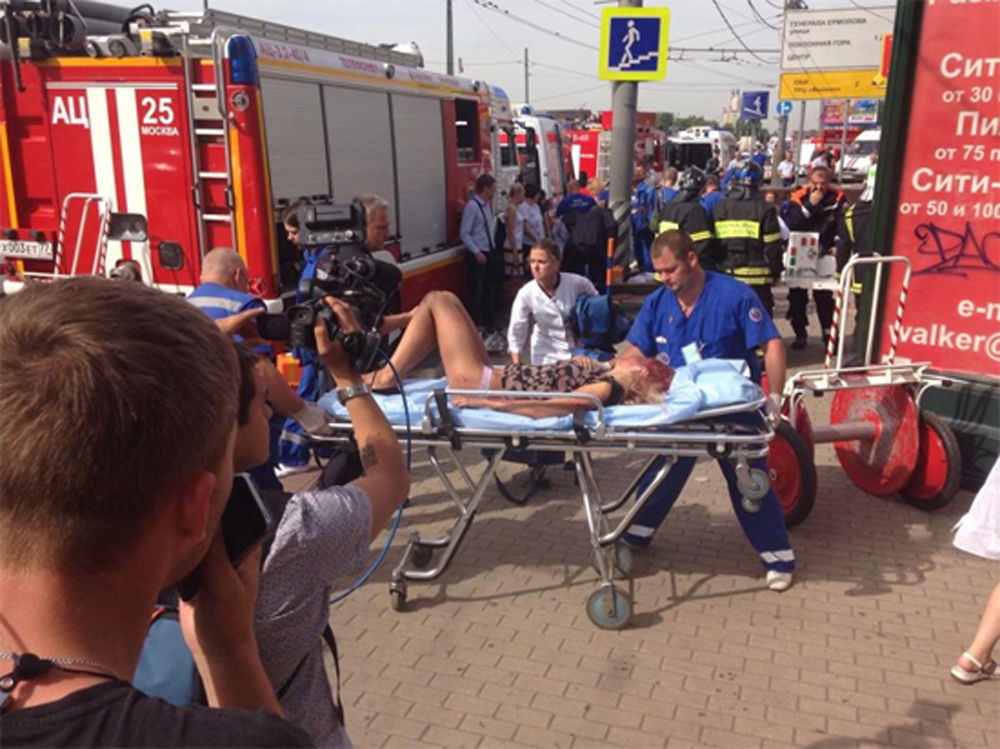 После аварии в московском метро выносят раненых