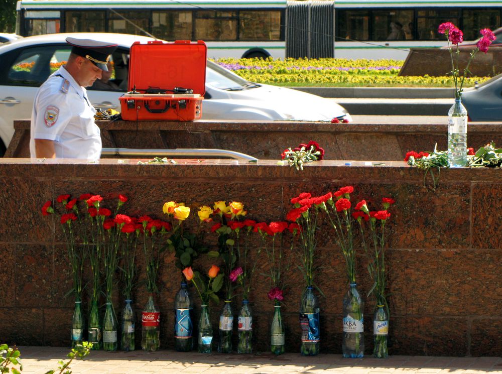 Люди несут цветы к месту трагедии