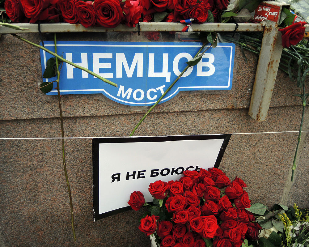 "Немцов-мост" восстановили: горожане принесли еще больше цветов, свечей и флагов