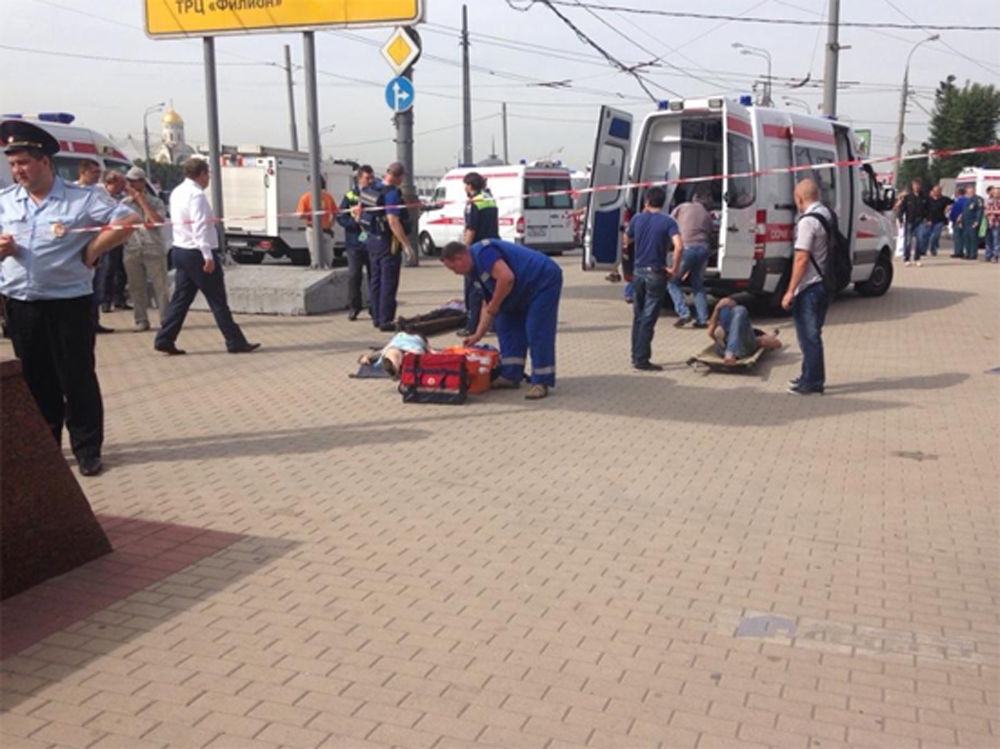 После аварии в московском метро выносят раненых