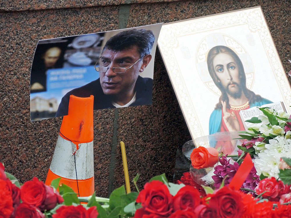 Москвичи возлагают цветы на месте гибели Бориса Немцова