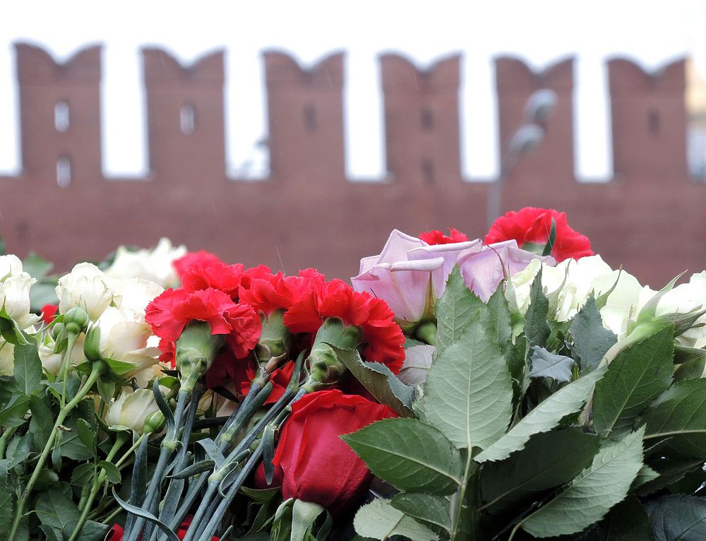 Москвичи возлагают цветы на месте гибели Бориса Немцова